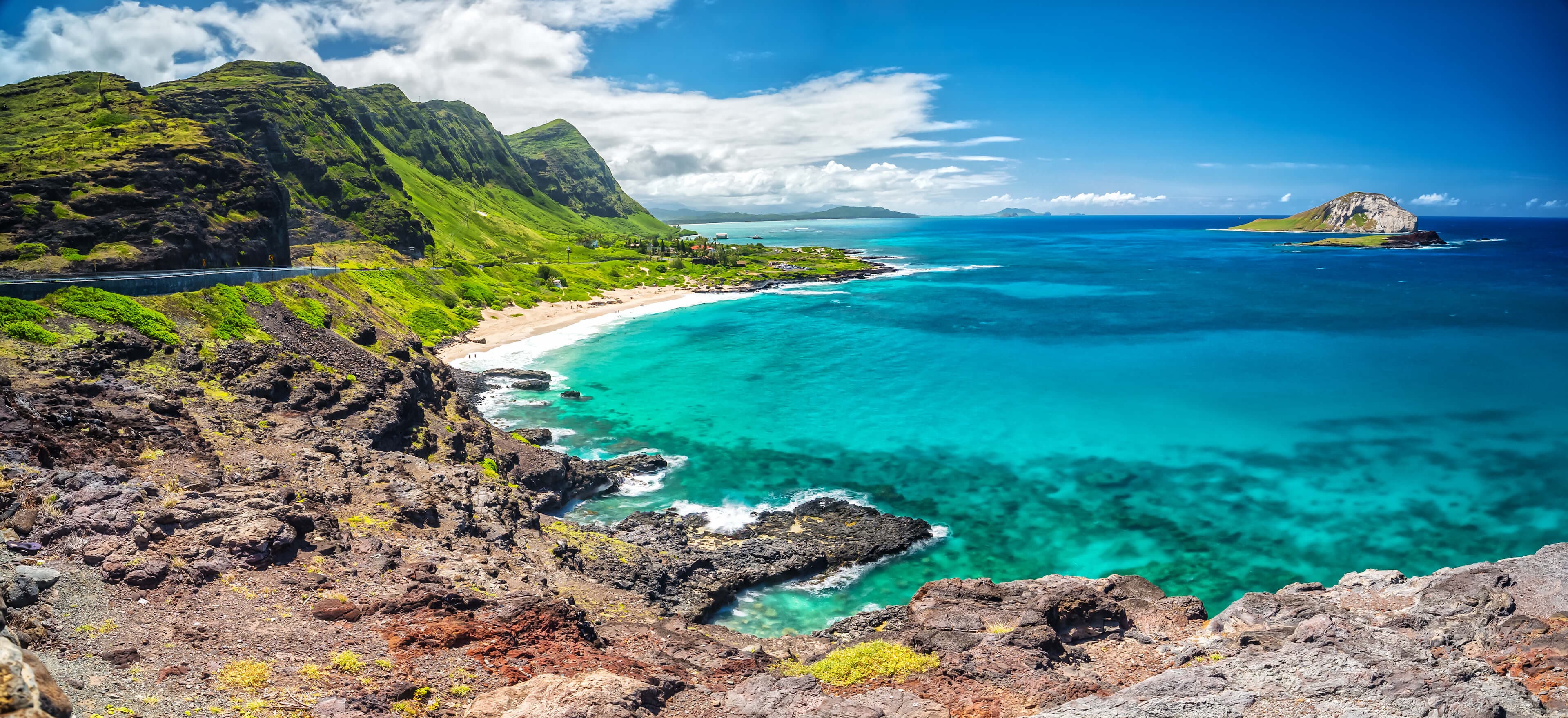 Beautiful beaches with clear waters in Honolulu, Hawaii